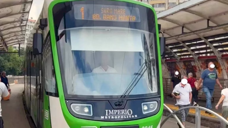 Pană în transportul public din București: Tramvaie și autobuze blocate pe Mihai Bravu