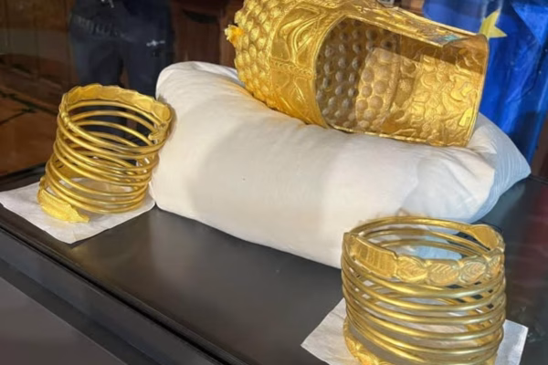 Repatrierea coifului de la Coțofenești și a brățărilor dacice la Muzeul Național de Istorie