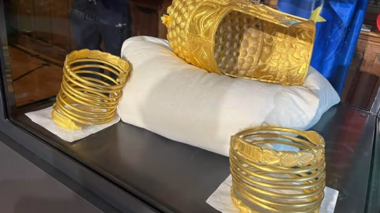 Repatrierea coifului de la Coțofenești și a brățărilor dacice la Muzeul Național de Istorie