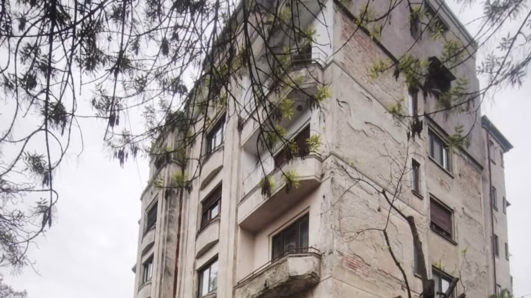 Un bloc cu risc seismic clasa I de pe strada Dionisie Lupu intră în consolidare de luna viitoare. 12 familii au fost relocate