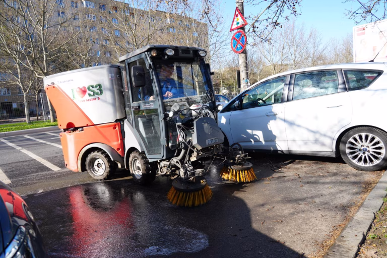Sectorul 3 are un program lunar de spălare a parcărilor de reședință, unic în București