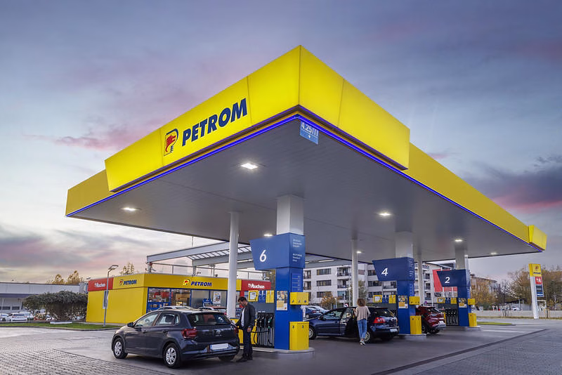 Benzina se ieftinește cu 50 de bani — cine plătește nota - Politica