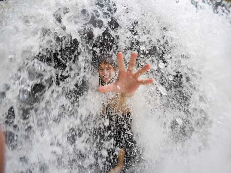 Cinci minute în apă rece: ce face cu dispoziția ta