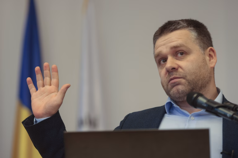 Ciucu vrea să taxeze parcarea mașinilor electrice