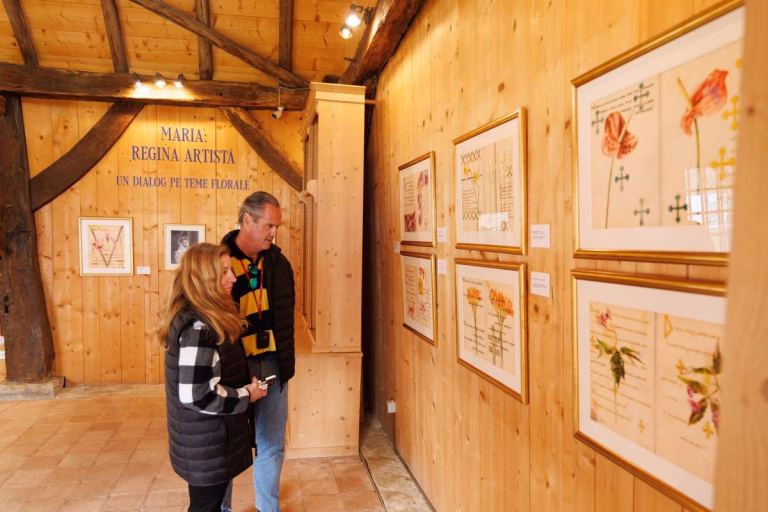 Expoziția cu florile Reginei Maria ajunge în România