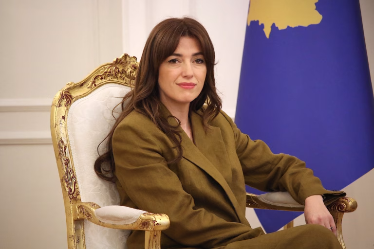 Kosovo în criză: șefa Parlamentului a preluat puterea