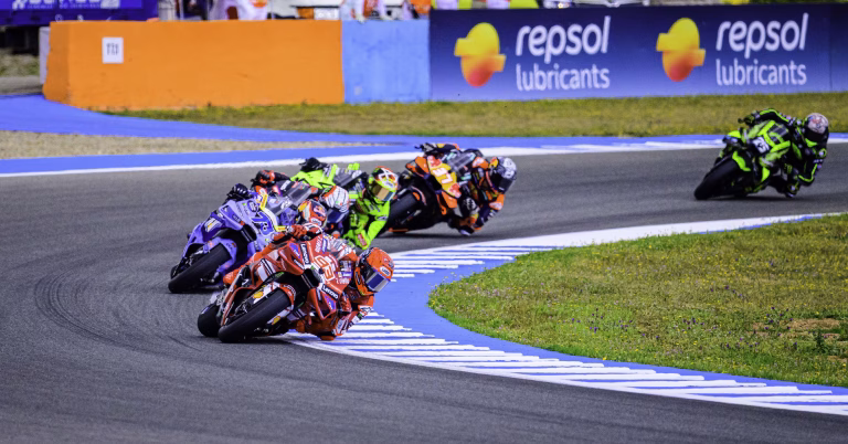 Marc Marquez a rupt-o pe ploaie la Jerez