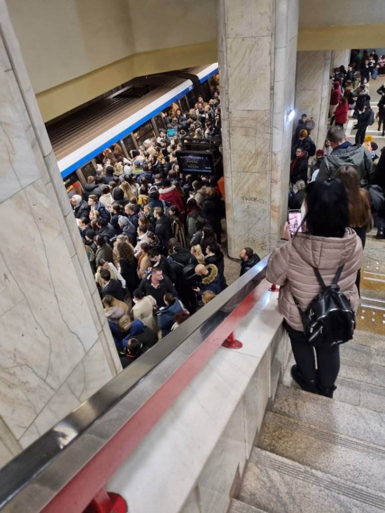 Peste 12.000 de bucureșteni cer să nu se mai scumpească metroul