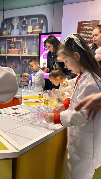 Plouă afară? Copiii se distrează la Muzeul Copiilor
