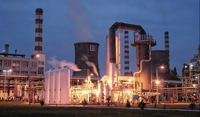 Rafinăria Petrotel pornește motoarele, fără petrol rusesc - Politica