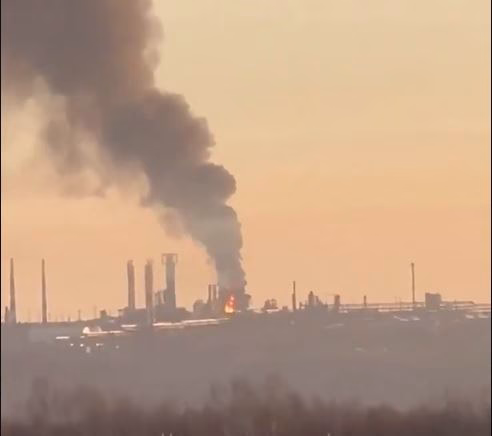 Rafinărie rusească în flăcări după atac cu drone la 1.300 km de Ucraina