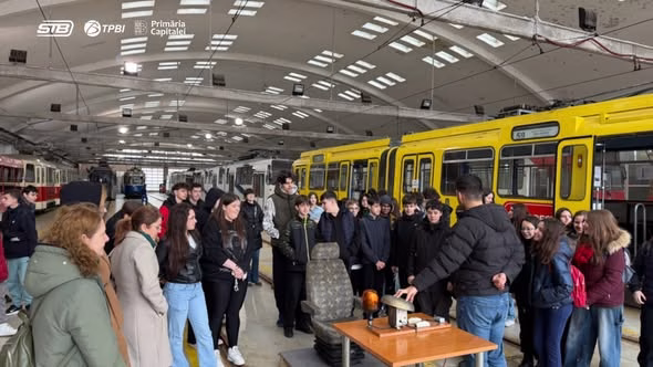 Sute de copii au invadat Depoul Dudești ca să afle cum merg tramvaiele