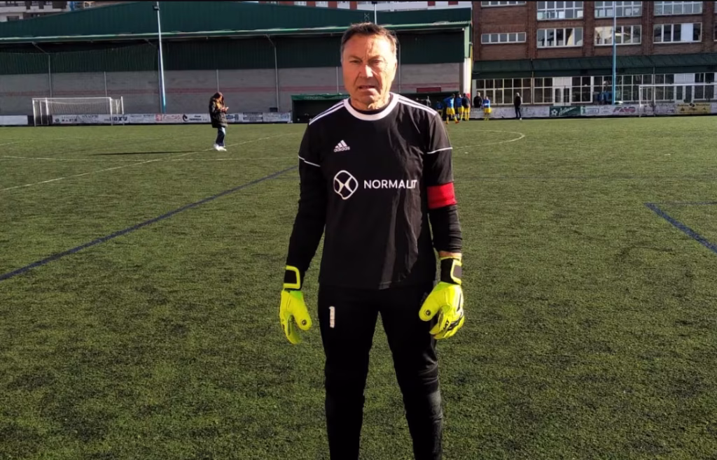 Un fotbalist de 70 de ani revine pe teren în meci oficial - Sport