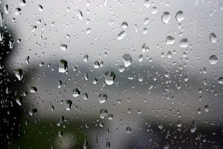 Weekend ploios la București, dar temperaturile rămân prietenoase