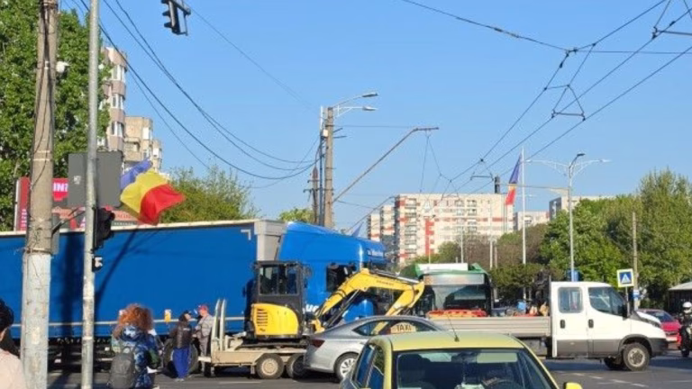 Accident pe Iuliu Maniu: Coliziune între TIR și autoutilitară în intersecția de la Păcii