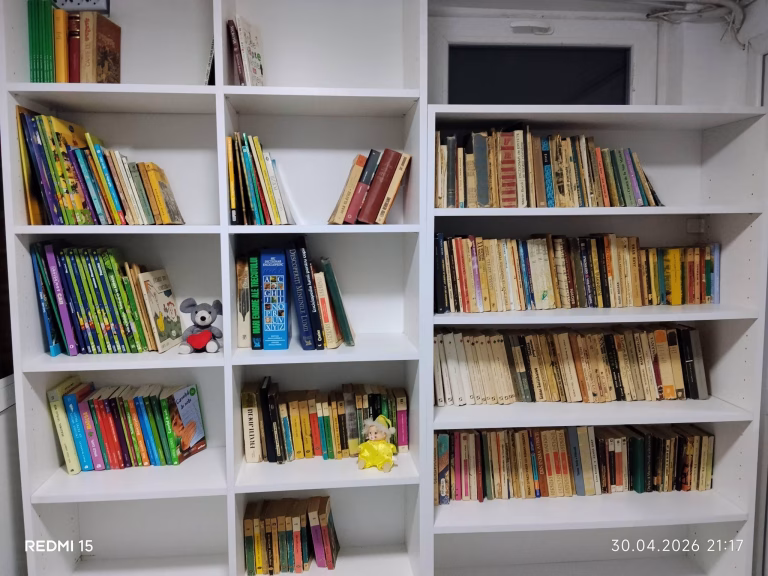 Biblioteca improvizată din Sectorul 6 atrage donații de cărți din partea locuitorilor