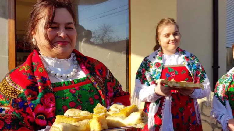 Festival Lipovenesc în weekend, în Parcul IOR 🐟 Bucureștenii sunt așteptați cu saramură de crap, storceag pescăresc și, desigur, borș de pește