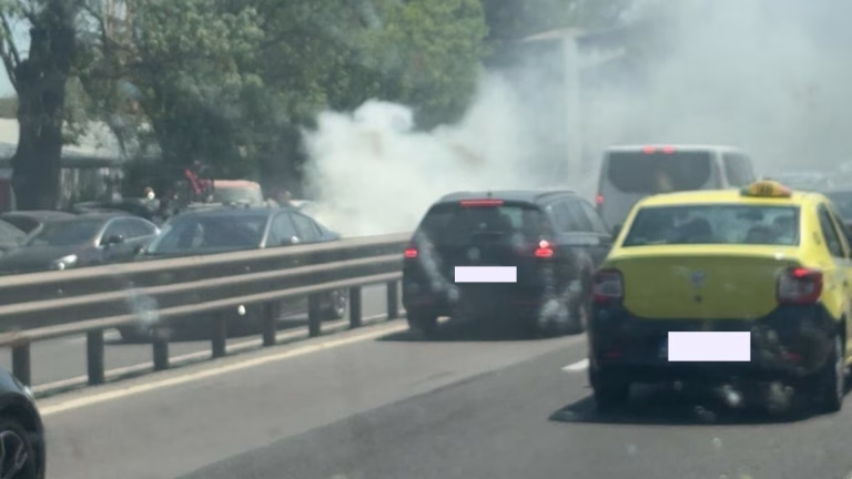 Incendiu auto pe DN1, în apropierea Liceului Francez, cauzând aglomerație pe ruta București-Otopeni