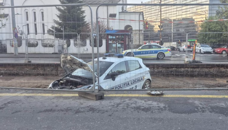 O mașină a Poliției Locale Sector 3 a plonjat pe șantierul de pe Bd. Basarabia