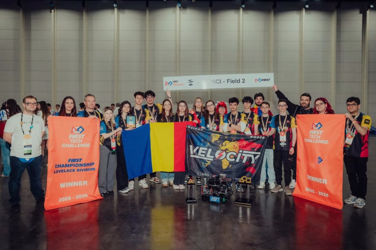 Tinerii români strălucesc la Campionatul Mondial de robotică din SUA