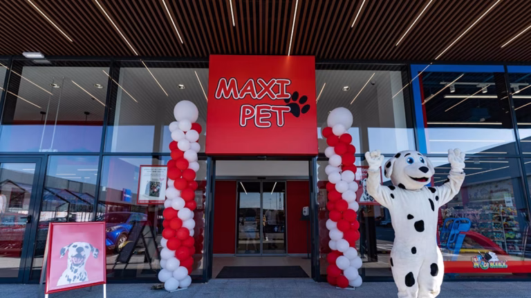 Un nou hipermarket pentru pisici, căței și porumbei se deschide în București, în Berceni: Maxi Pet Emil Racoviță. Surprize la inaugurare pentru stăpânii de animale