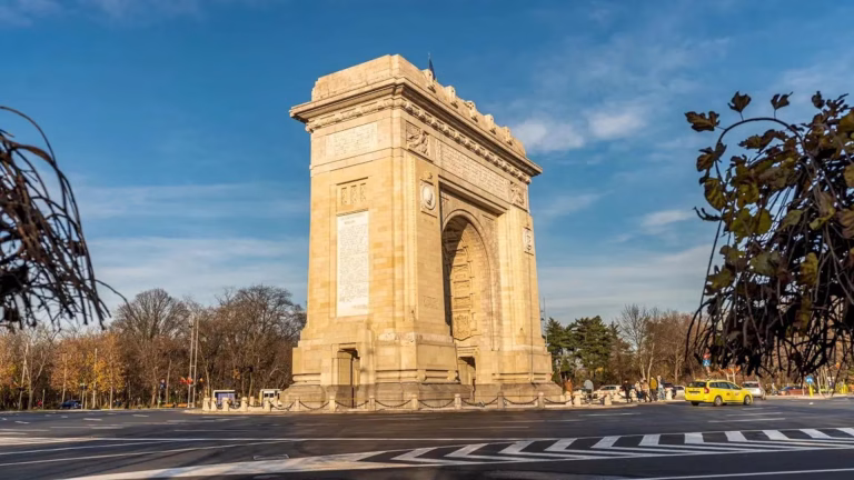 Ziua Europei și independenței României, celebrate la Arcul de Triumf, duminică. Vor fi ceremonii militare și exerciții demonstrative. Cât este biletul