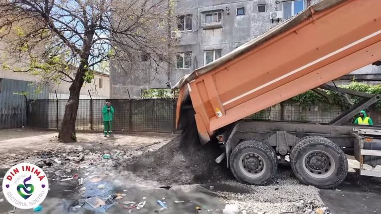 Aleea Livezilor curățată din nou după gunoaie aruncate ilegal