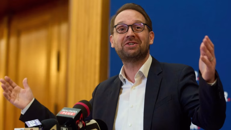 Dominic Fritz, amendat cu 100.000 de lei pentru bolovani