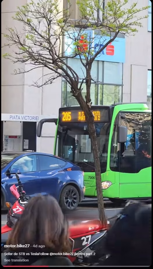 Mașină parcată în stația STB, autobuzul blocat complet - Bucuresti