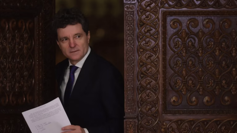 Nicușor Dan amână numirea premierului: vrea PNL sau USR
