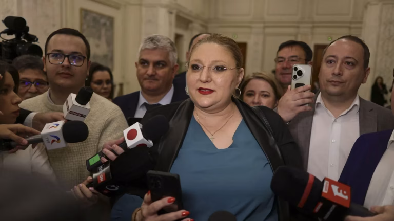 Nicușor Dan vrea premier de la SOS? Șoșoacă convoacă urgent conducerea