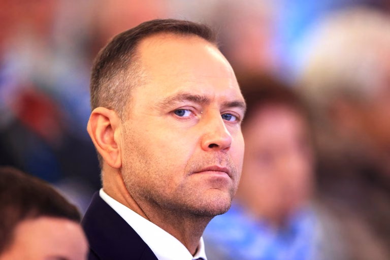 Polonezii rescriu Constituția, iar noi ne batem cu moțiuni