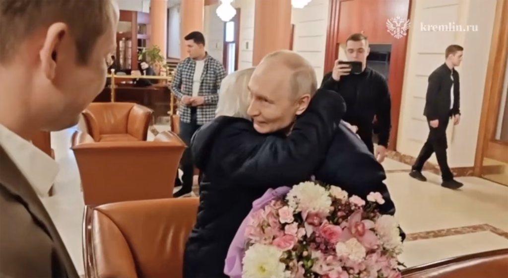 Putin și-a scos fosta dirigintă la cină cu SUV-ul de lux - Politica