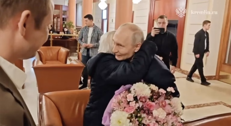 Putin și-a scos fosta dirigintă la cină cu SUV-ul de lux