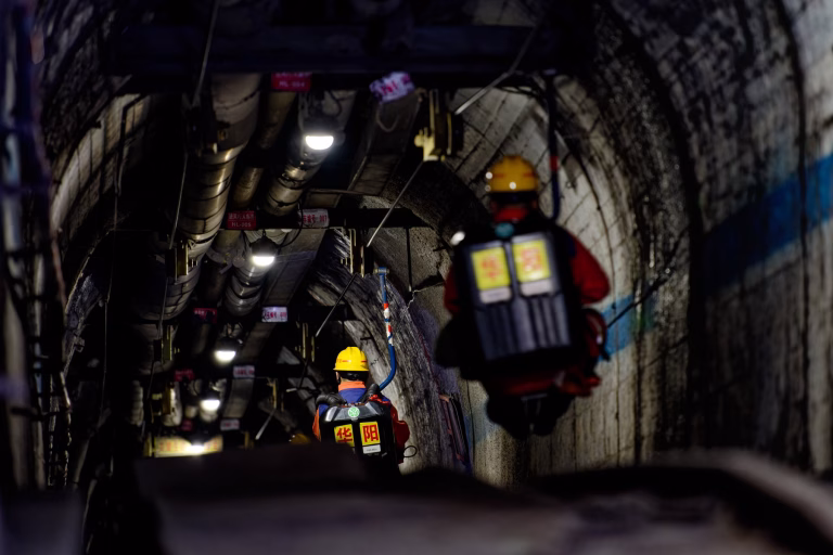 Tuneluri secrete și muncitori la negru în minele din China