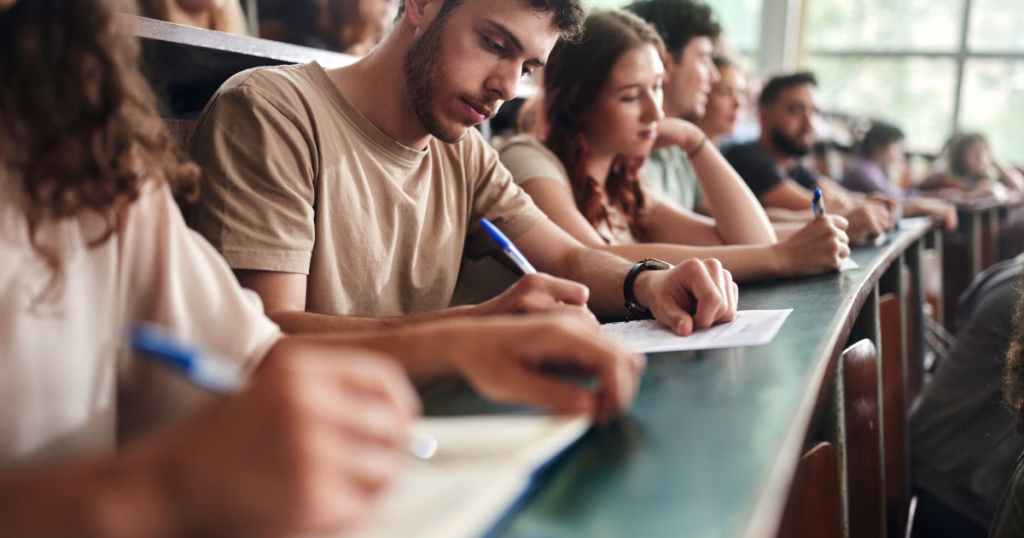 Admitere 2026: nu peste tot intri doar cu media de bac - Politica