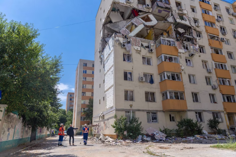Blocul din Rahova lovit de explozie intră în reabilitare după 9 luni