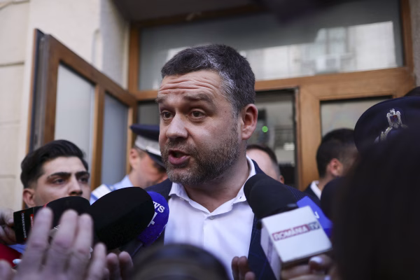 Ciucu, acuzat de DNA: „Nu zbor privat, urc la lift cu curierii”