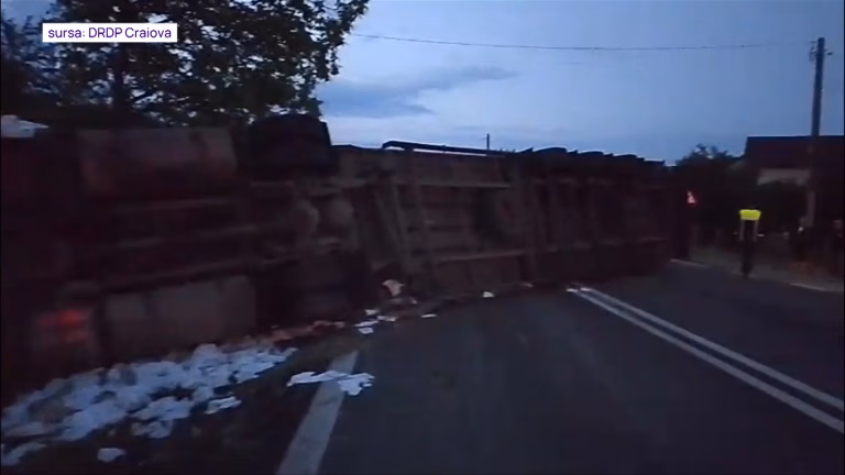 Coadă de 10 km pe DN7: camion răsturnat blochează Valea Oltului