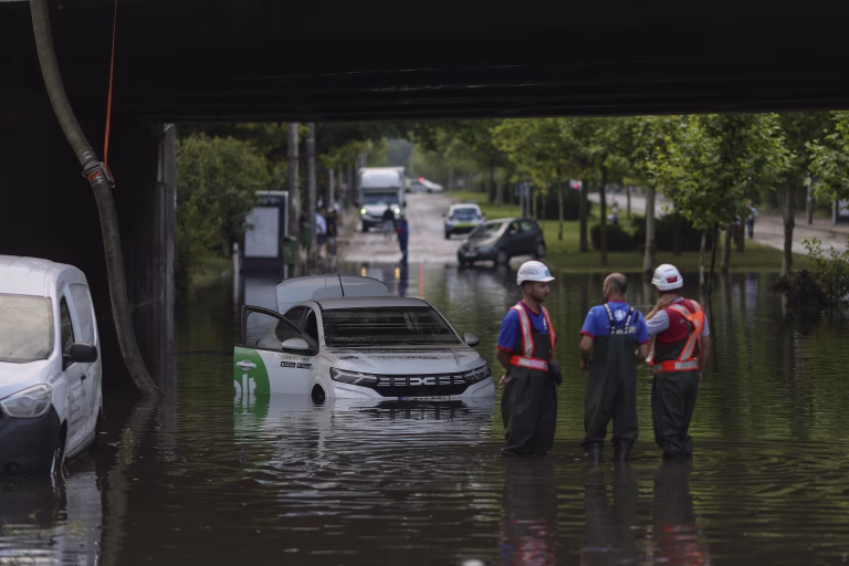 Furtunile astea extreme? Climatologii zic să ne obișnuim