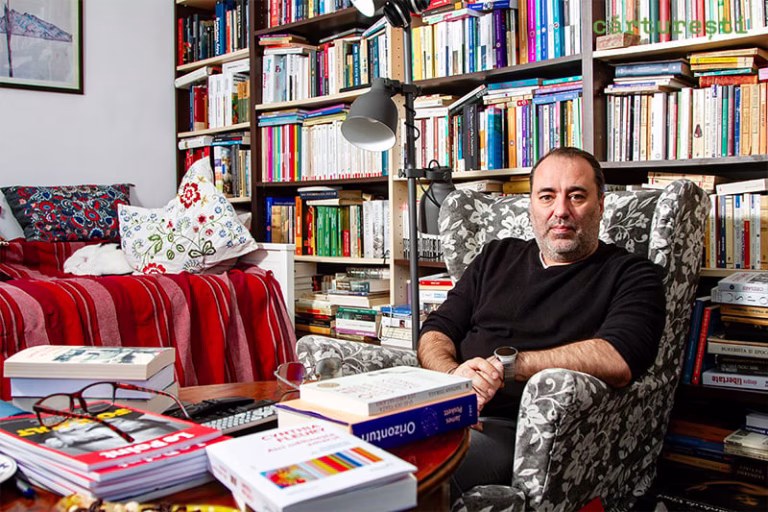 În biblioteca lui Bogdan-Alexandru Stănescu, la zece ani distanță