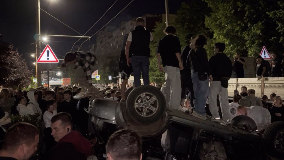 Liov, Ucraina: oamenii au răsturnat o mașină de recrutare - Politica