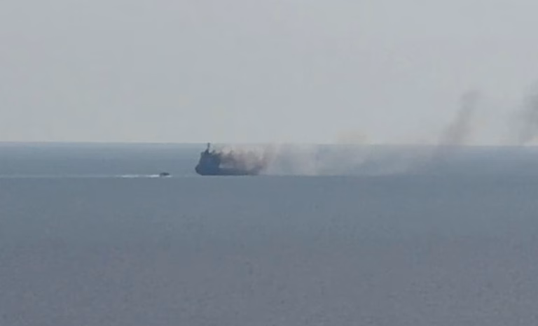 Navă cu gaz în flăcări la Marea Neagră, lângă Sfântu Gheorghe