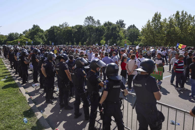 Oierii au dat gaz în Piața Victoriei, Guvernul promite răspuns