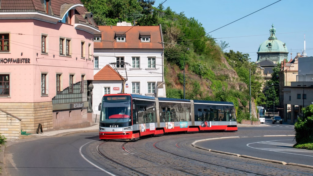 Praga le dă tramvaielor AC, noi ne uităm cu jind din STB - Bucuresti