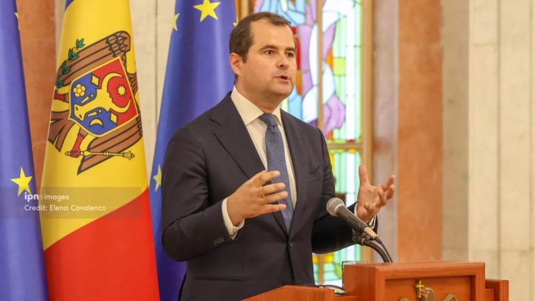 Premierul R. Moldova vrea în București, dar vede haosul de-aici