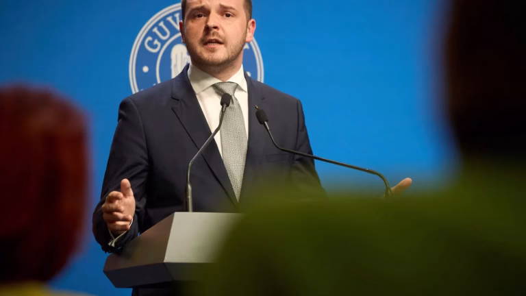 Rogobete vs Voiculescu: scandal pe salariile medicilor