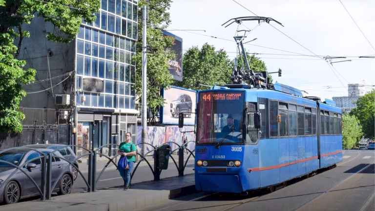 Șantier pe Dinicu Golescu: cum se schimbă tramvaiele și autobuzele