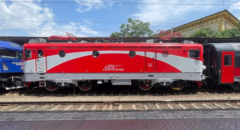 Tren Sibiu-litoral, cu 4 ore întârziere din cauza unei locomotive stricate