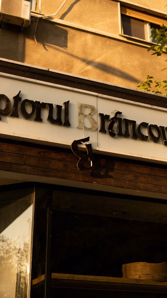 A2 vara: pericolul din banda de urgență, spre mare - Bucuresti (Photo: Unsplash)